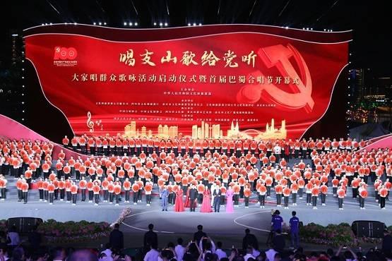 货车超高被卡桥下 机场暖心助力通行